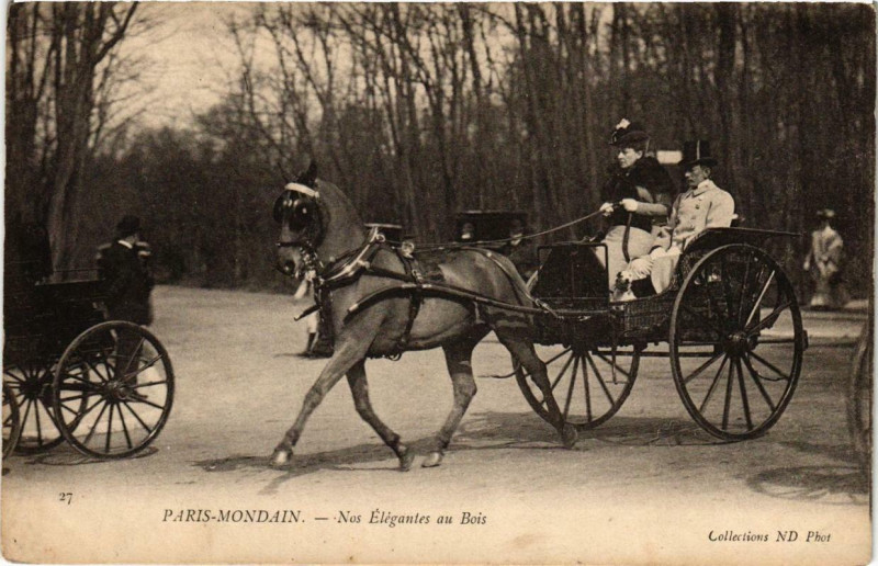 Carte postale ancienne Paris-Mondain - Nos Elégantes au Bois à Paris 16e