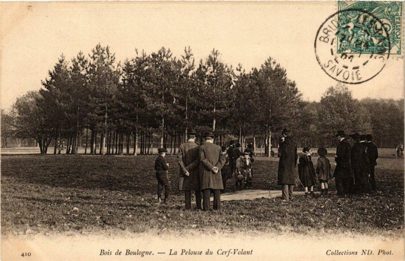 Carte postale ancienne Bois de Boulogne - La Pelouse du Cerf-Volant à Paris