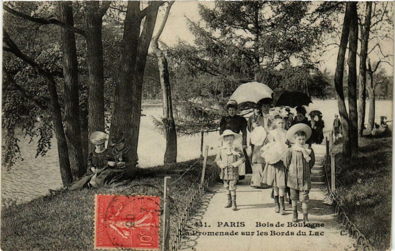 Carte postale ancienne Bois de Boulogne - La Promenade sur les Bords du Lac à Paris