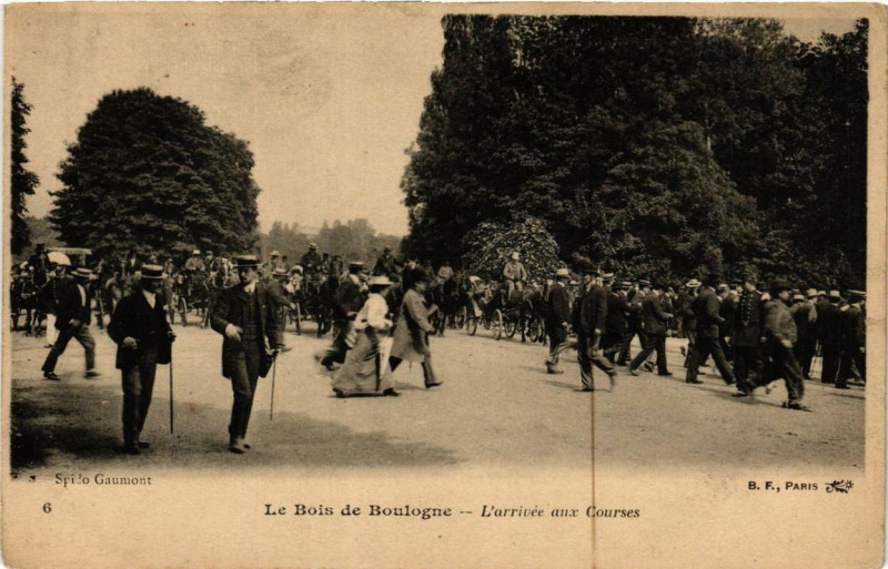 Carte postale ancienne Le Bois de Boulogne - L'arrivée aux Courses à Paris 16e