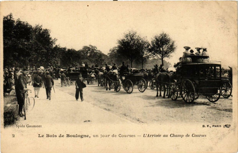 Carte postale ancienne Le Bois de Boulogne, un jour de Courses - L'Arrivée au Champ de Courses à Paris 16e