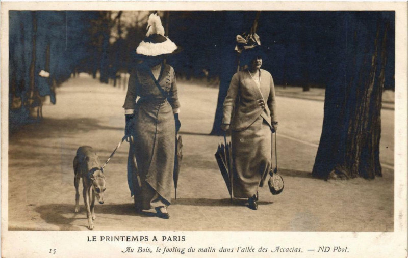 Carte postale ancienne Printemps a Paris fashion Au Bois de Boulogne. footing du matin
