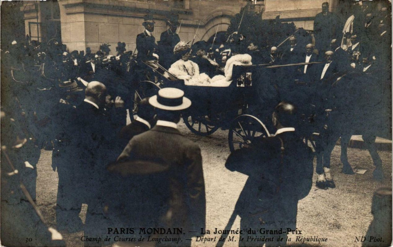 Carte postale ancienne La Journée du Grand-Prix - Champ de Courses de Longchamp - Départ de Monsieur le Président de la République à Paris 16e
