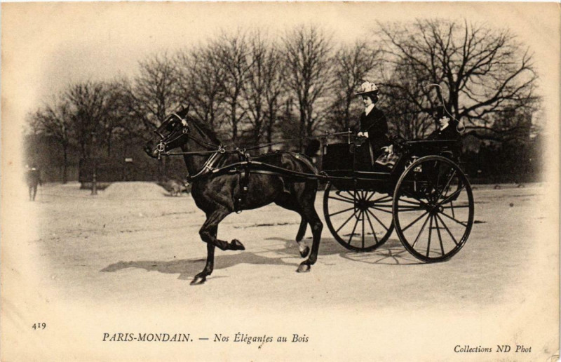 Carte postale ancienne Paris-Mondain - Nos Elégantes au Bois à Paris 16e