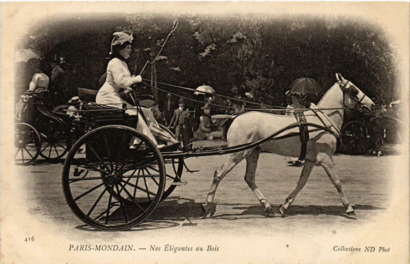 Carte postale ancienne Paris-Mondain - Nos élégantes au Bois à Paris 16e