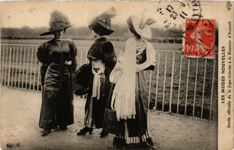 Carte postale ancienne Les modes nouvelles - Sortie officielle de la Jupe-Culotte à la Réunion d'Auteuil à Paris 16e