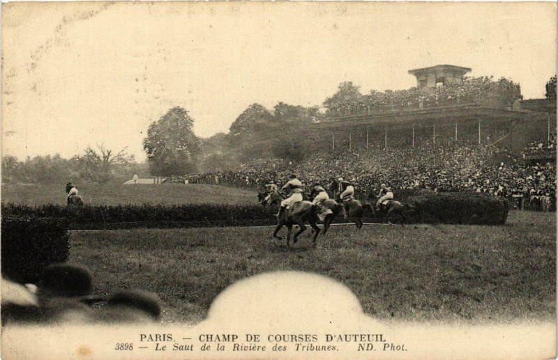 Carte postale ancienne Champ de Courses d'Auteuil - Le Saut de la Rivière des Tribunes à Paris 16e