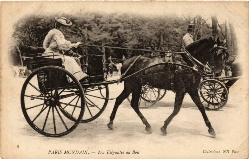 Carte postale ancienne Paris-Mondain - Nos Elégantes au Bois à Paris 16e