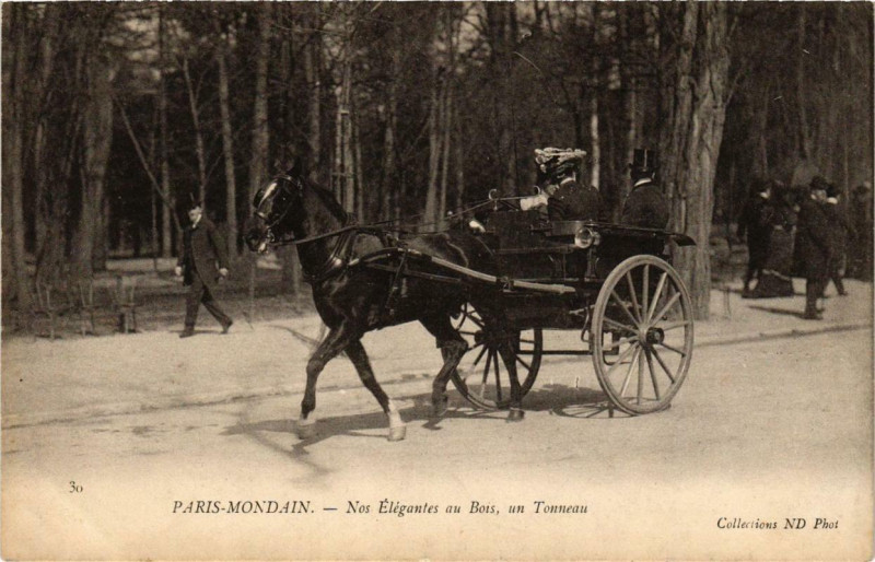 Carte postale ancienne Paris-Mondain - Nos Elégantes au Bois, un Tonneau à Paris 16e