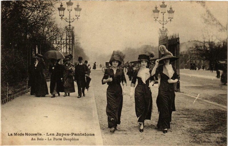 Carte postale ancienne La Mode Nouvelle - Les Jupes-Pantalons - Au Bois - La Porte Dauphine à Paris 16e