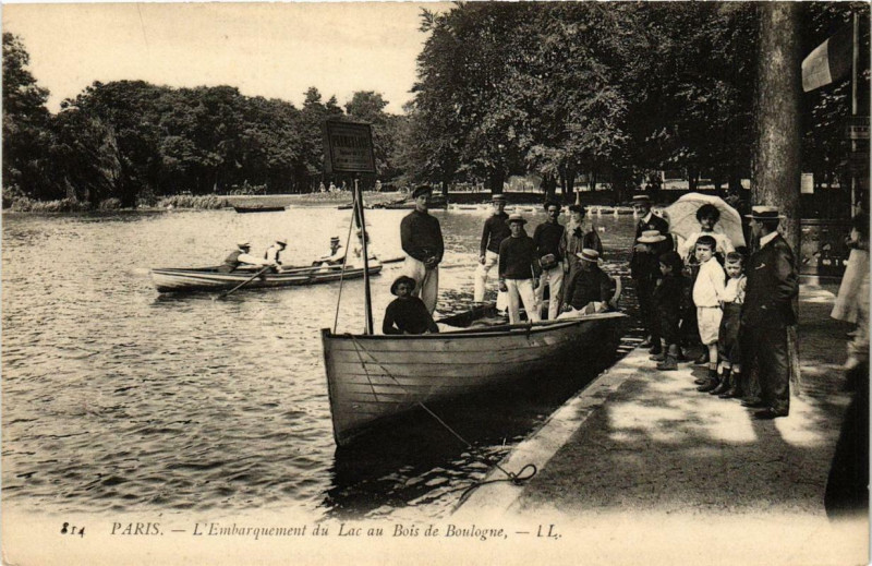 Carte postale ancienne L'Embarquement du Lac au Bois de Boulogne à Paris 16e