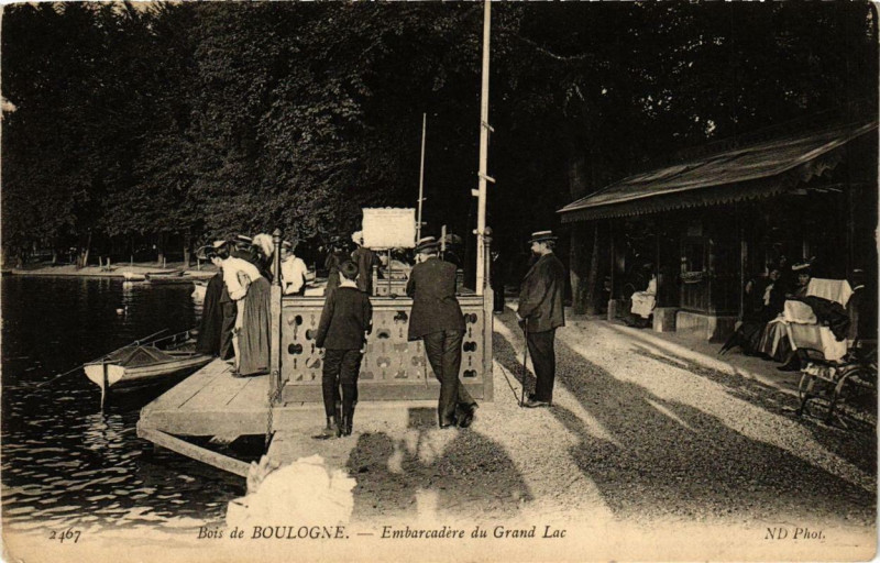 Carte postale ancienne Bois de Boulogne - Embarcadère du Grand Lac à Paris 16e