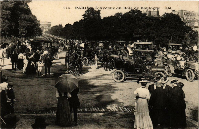 Carte postale ancienne L'Avenue du Bois de Boulogne à Paris 16e