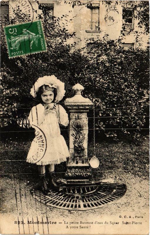 Carte postale ancienne Montmartre - La petite Buveuse d'eau du Square Saint-Pierre à Paris 18e