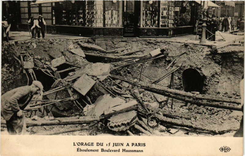 Carte postale ancienne Paris Orage du 15 juin. Eboulement Bd Haussmann