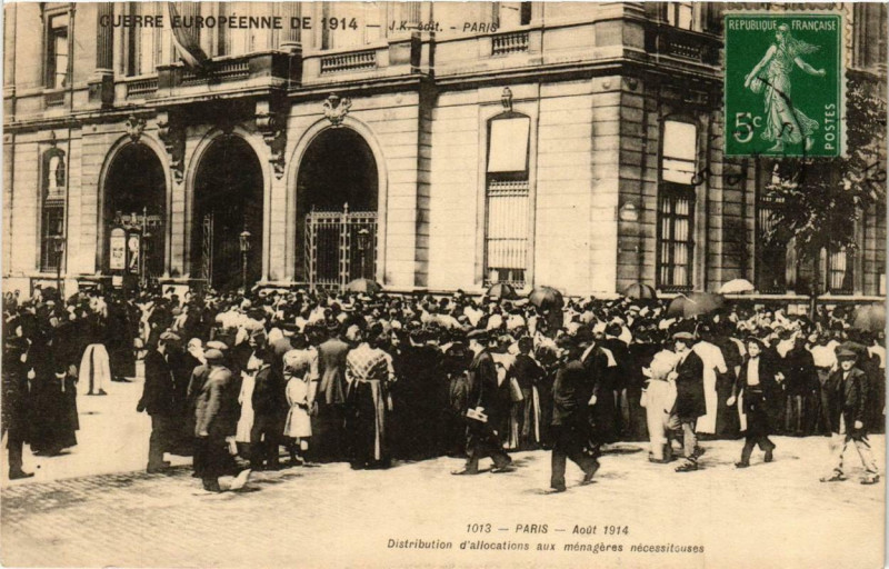 Carte postale ancienne Paris 1914 Distribution d'allocations aux ménageres