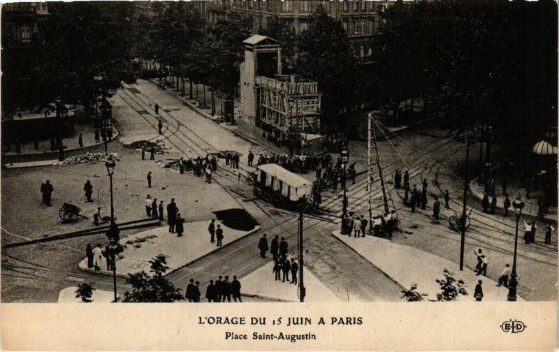 Carte postale ancienne Paris Orage du 15 juin. Place Saint-Augustin