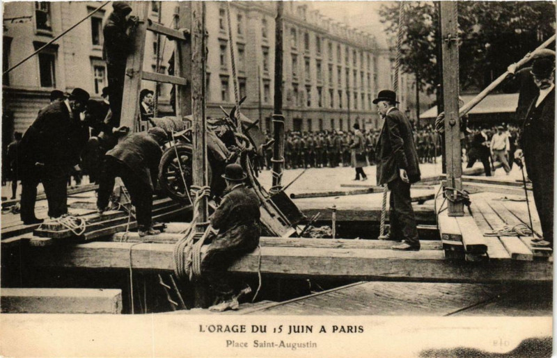 Carte postale ancienne Paris Orage du 15 juin. Place Saint-Augustin