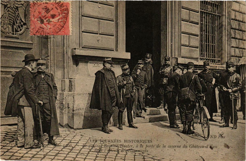 Carte postale ancienne Paris 1er Mai 1906 Général Bazaine Hayter porte de la caserne à Paris 1er