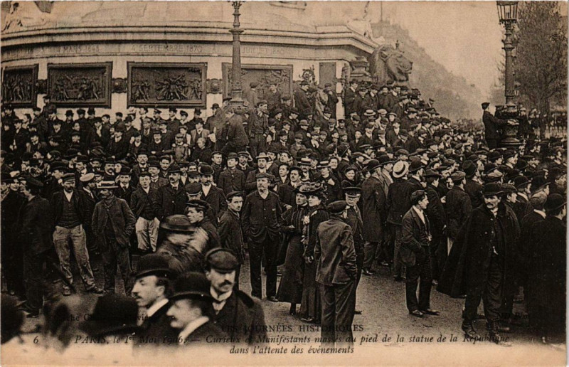 Carte postale ancienne Paris 1er Mai 1906 Statue de la République Curieux Manifestants à Paris 1er
