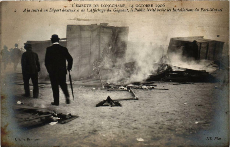 Carte postale ancienne Emeute de Longchamp Enceinte - 14 octobre 1906 - A la suite d'un Départ douteux et de l'Affichage du Gagnant, le Public irrité brûle les Installations du Pari-Mutuel à Paris 16e