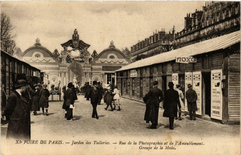 Carte postale ancienne XIe Foire de Paris - Jardin des Tuileries - Rue de la Photographie et de l'Ameublement - Groupe de la Mode à Paris 1er