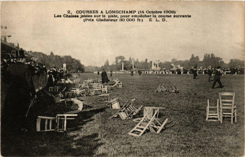 Carte postale ancienne Courses a Longchamp - Chaises jetées sur la piste, pour empêcher la course suivante à Paris 16e