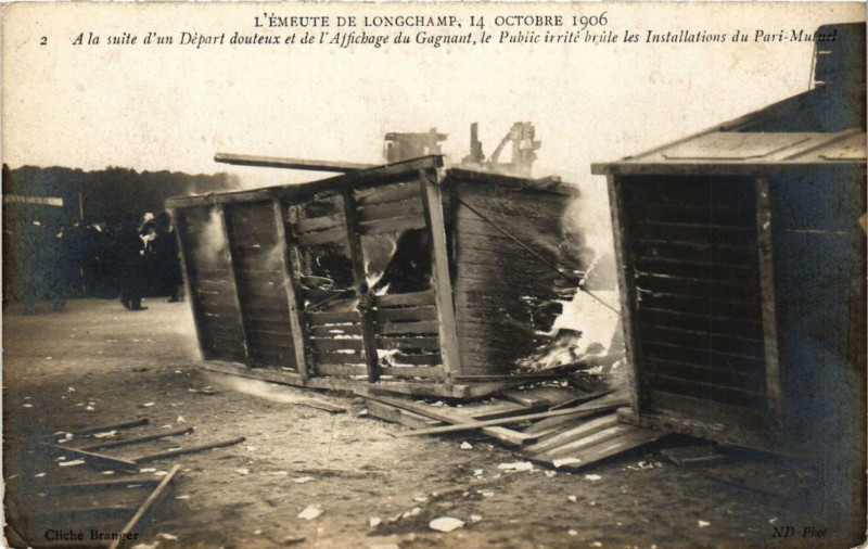 Carte postale ancienne Emeute de Longchamp Enceinte - 14 octobre 1906 - A la suite d'un Départ douteux et de l'Affichage du Gagnant, le Public irrité brûle les Installations du Pari-Mutuel à Paris 16e
