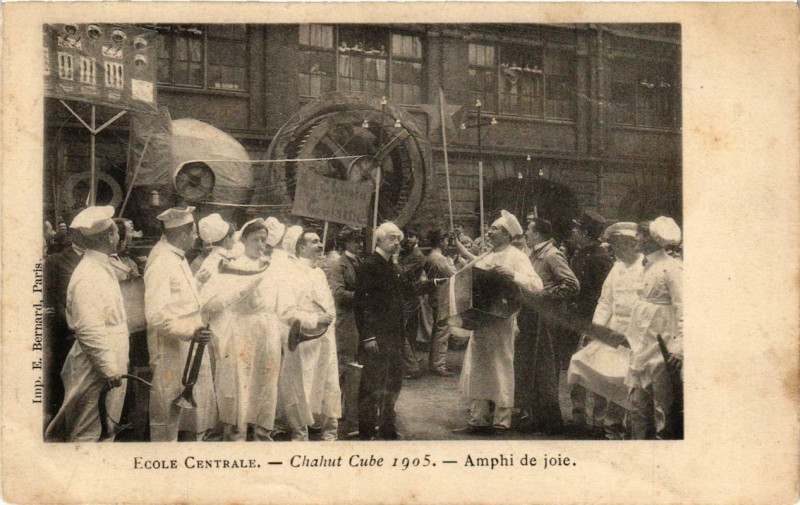 Carte postale ancienne Paris 3e Ecole Centrale Chahut cube 1905 Amphi de joie à Paris 3e