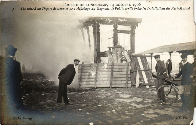 Carte postale ancienne Emeute de Longchamp Enceinte - 14 octobre 1906 - A la suite d'un Départ douteux et de l'Affichage du Gagnant, le Public irrité brûle les Installations du Pari-Mutuel à Paris 16e