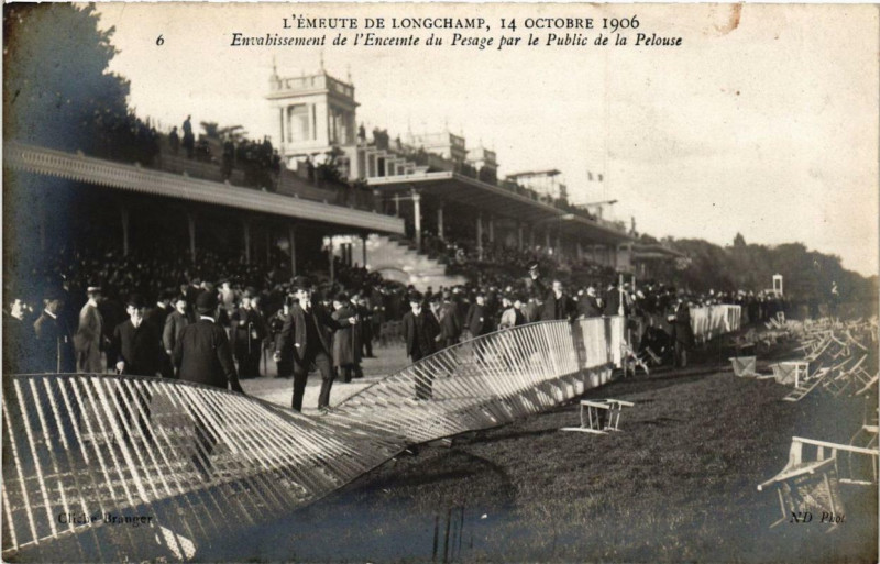 Carte postale ancienne Emeute de Longchamp Enceinte - 14 octobre 1906 - Envahissement de l'Enceinte du Pesage par le Public de la Pelouse à Paris