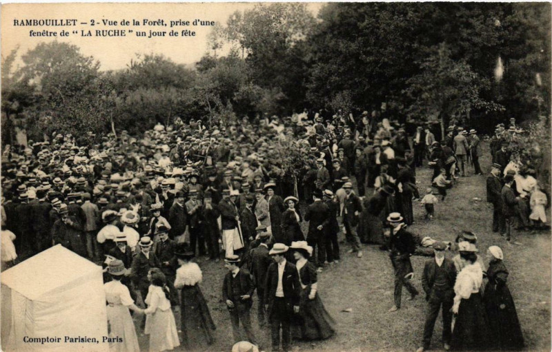 Carte postale ancienne Rambouillet La Ruche vue de la foret un jour de fete à Rambouillet
