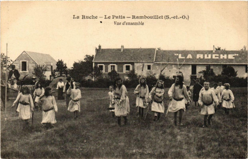 Carte postale ancienne Rambouillet La Ruche le Patis vue d'ensemble à Rambouillet