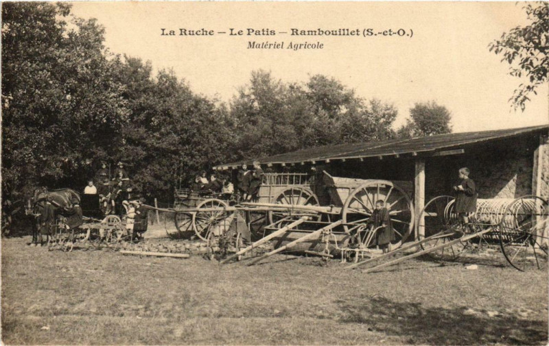 Carte postale ancienne Rambouillet La Ruche le Patis Matériel Agricole à Rambouillet