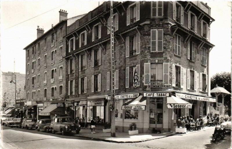 Carte postale ancienne Vaucresson - Coté-Tabac. Place de la Gare à Vaucresson