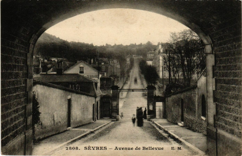 Carte postale ancienne Sevres - Avenue de Bellevue à Sèvres