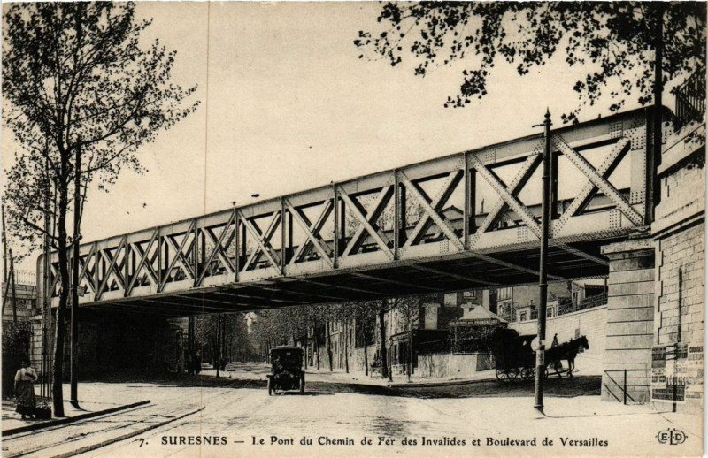 Carte postale ancienne Suresnes - Le Pont du Chemin de Fer des Invalides et Boulevard à Suresnes
