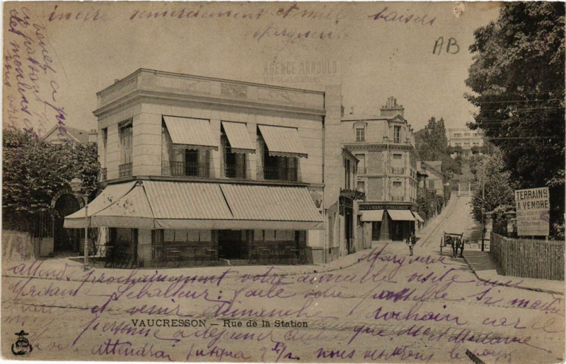 Carte postale ancienne Vaucresson - Rue de la Station à Vaucresson