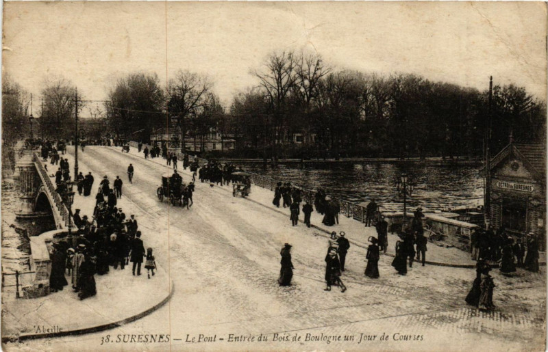 Carte postale ancienne Suresnes - Le Pont - Entrée du Bois de Boulogne un Jour de Courses à Suresnes