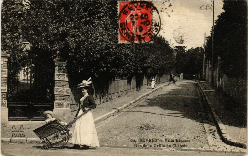 Carte postale ancienne Sevres - Villa Braneas - Rue de la Grille du Chateau à Sèvres