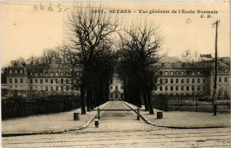 Carte postale ancienne Sevres - Vue générale de l'Ecole Normale à Sèvres