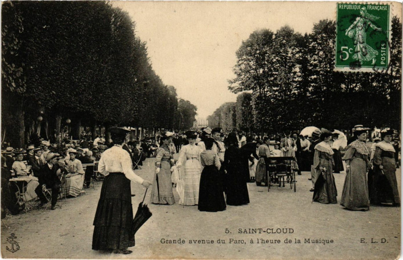 Carte postale ancienne Saint-Cloud - Grande avenue du Parc a l'heure de la Musique à Saint-Cloud