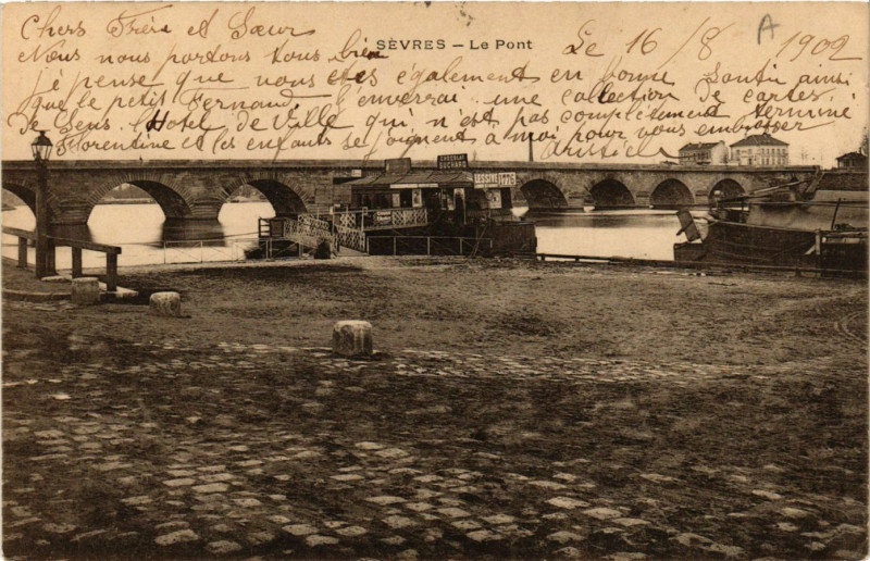 Carte postale ancienne Sevres - La Pont à Sèvres