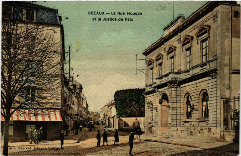 Carte postale ancienne Sceaux - La Rue Houdan et la Justice de Paix à Sceaux