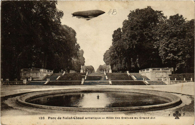 Carte postale ancienne Parc de Saint-Cloud - Allée des Statues au Grand Jet à Saint-Cloud