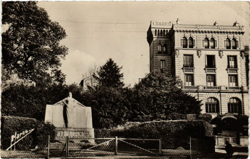 Carte postale ancienne Raincy - Le Monument aux Morts
