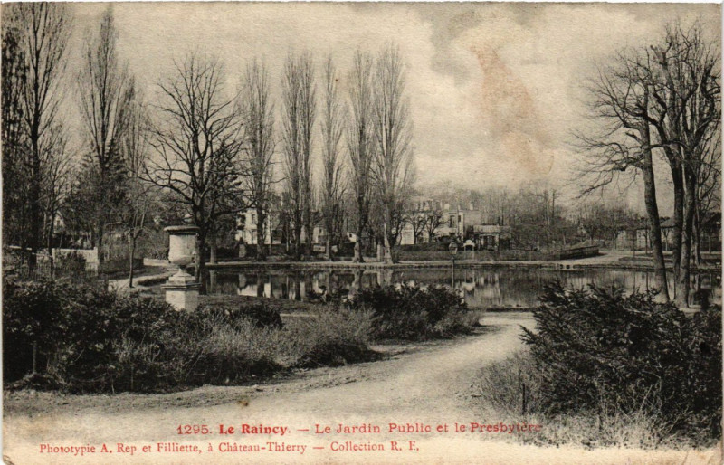 Carte postale ancienne Le Raincy - Le Jardin Public et le Presbytéres