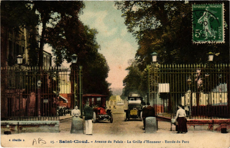 Carte postale ancienne Saint-Cloud - Avenue du Palais - La grille d'Honneur - Entrée du à Saint-Cloud
