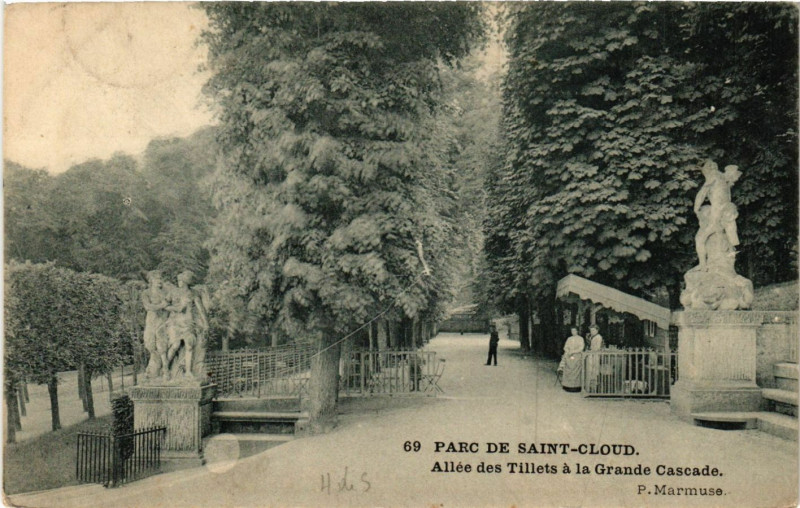 Carte postale ancienne Parc de Saint-Cloud - Allée des Tillets a la Grande Cascade à Saint-Cloud