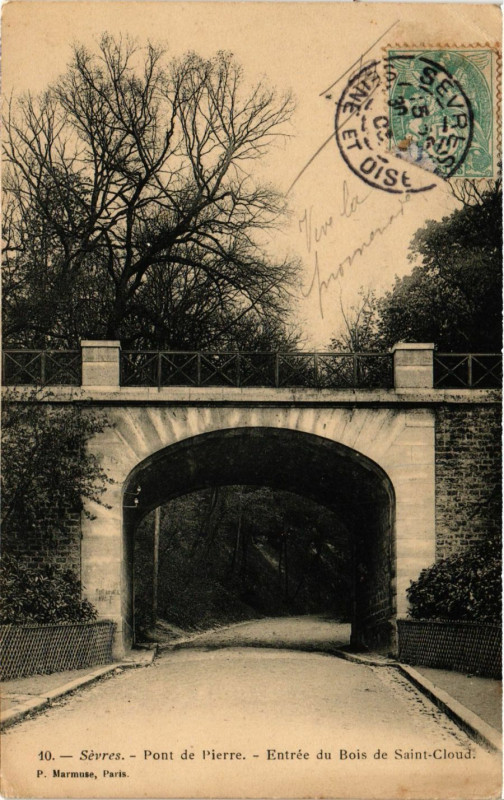Carte postale ancienne Sevres - Pont de Pierre - Entrée du Bois de Saint-Cloud à Saint-Cloud